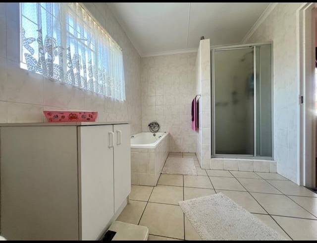 3 BEDROOM FREEHOLD FOR SALE IN ALBERTON NORTH